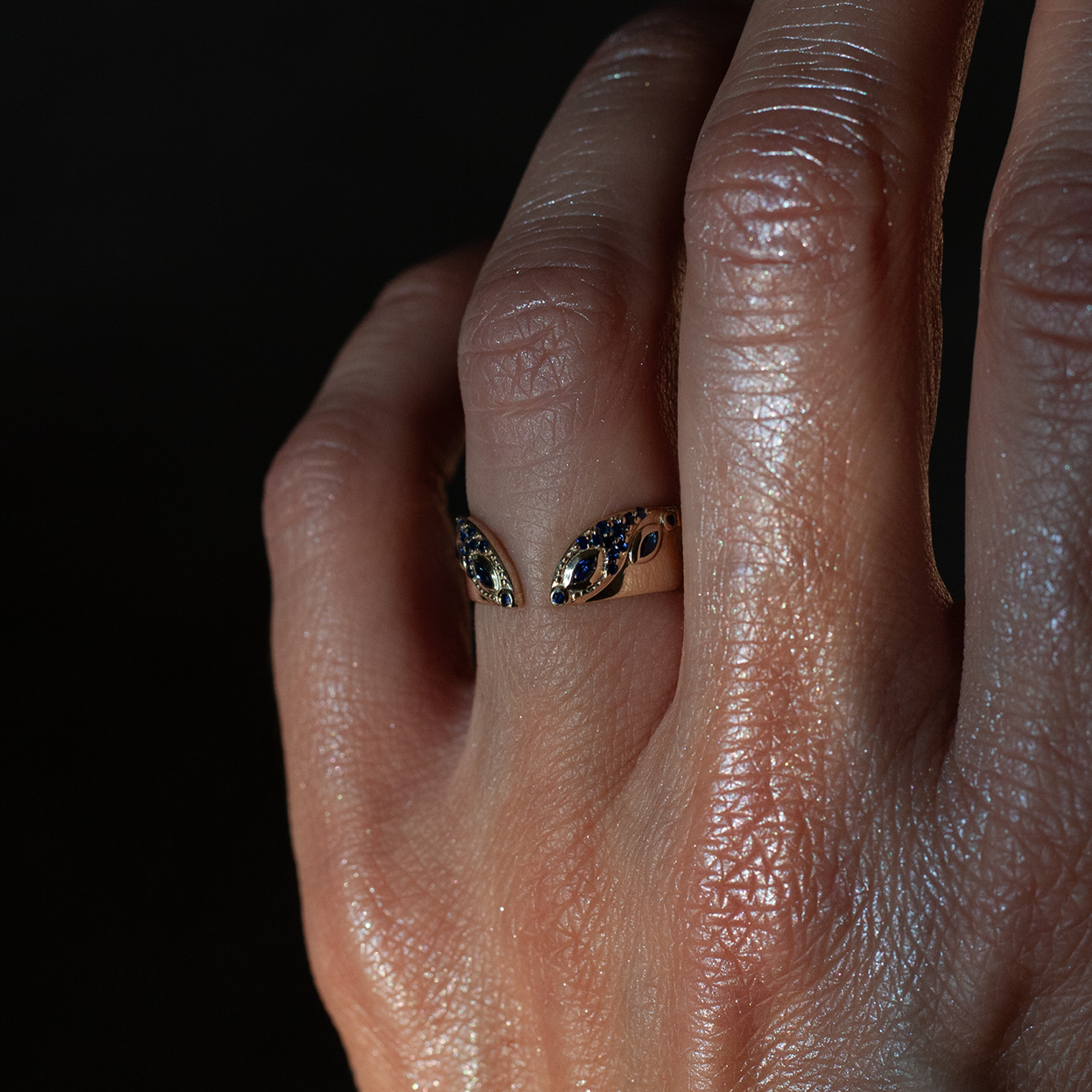 blue sapphire gold ring