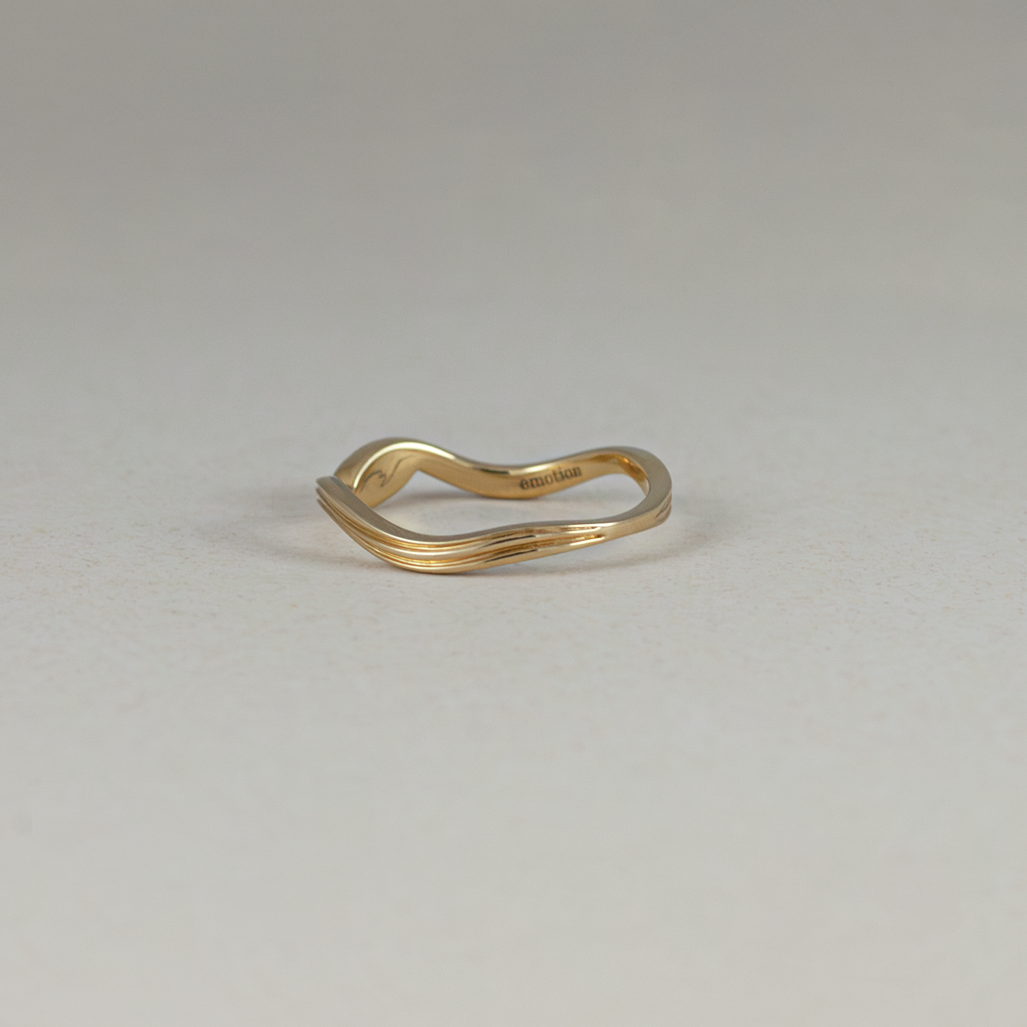 blue sapphire gold ring