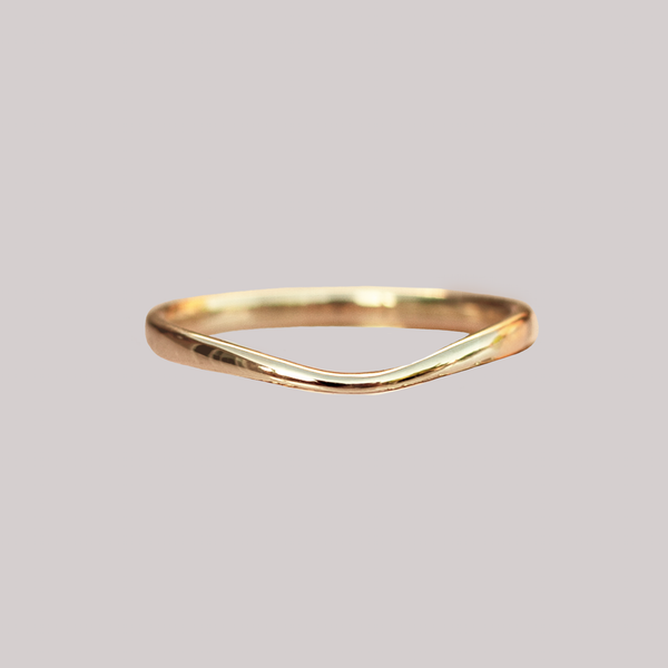 Contour band has a gentle wave design to trace and pair with any engagement ring, whether it’s a solitaire or a halo. This ring is also a perfect everyday stackable ring that can be stacked with your favourite everyday staples, or worn on its own. Made in 14K solid gold.